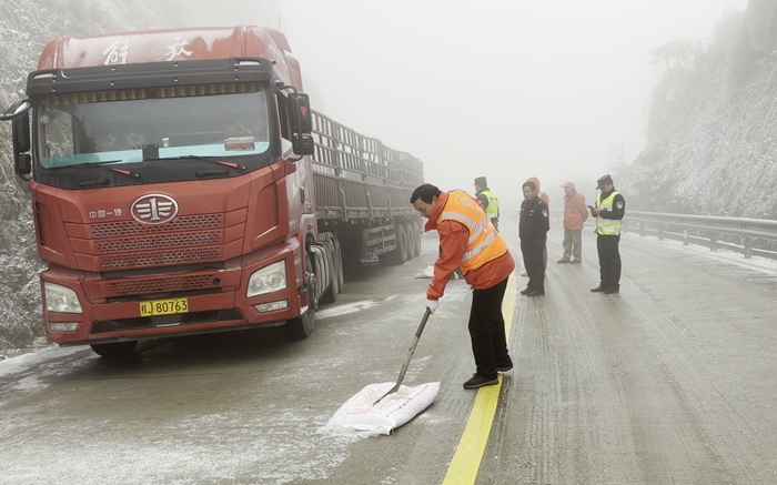 全州公路养护中心在国道241线爱鸟界路段救助受困货车。蒋焰焰摄_副本