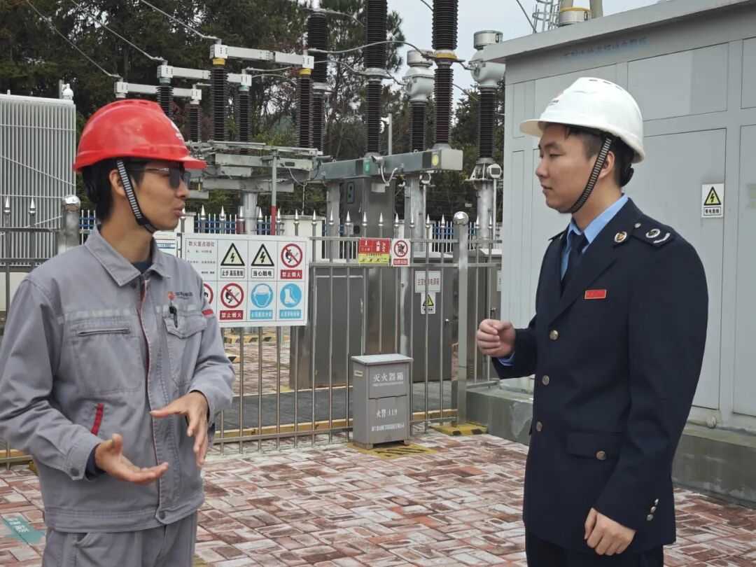 图为玉林税务业务骨干深入风电企业了解运营数据，并开展针对性政策解读。