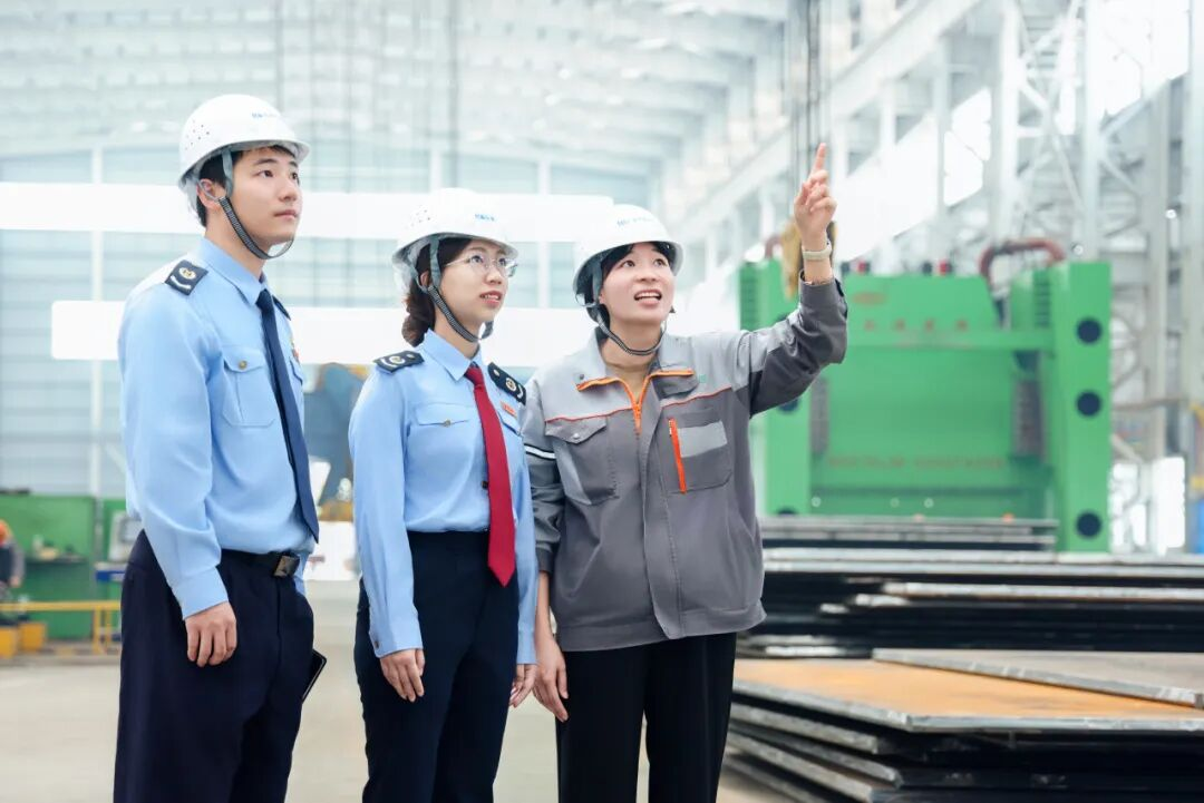 图为北海市税务干部在蓝水海洋风电装备生产车间，向企业工作人员了解生产经营情况，并针对风电项目建设、设备研发等环节的税务合规要点展开辅导交流。