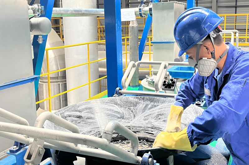 工人在河池經開區的生產線上作業。