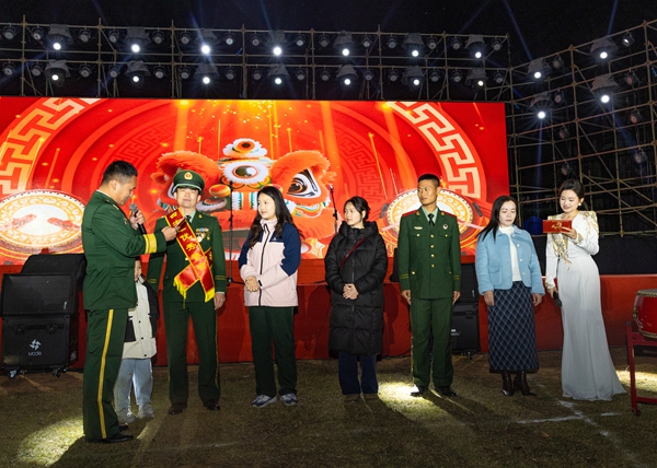 官兵与群众进行小游戏。梁力摄