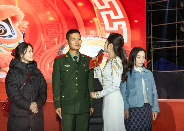 官兵与群众进行小游戏。梁力摄