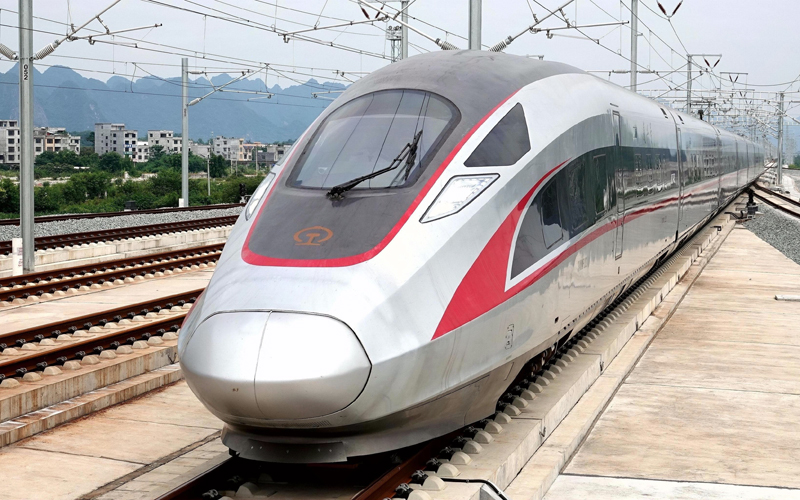復興號動車組行駛在貴南高鐵上。