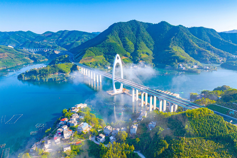 巴羌高速岩灘水庫特大橋。