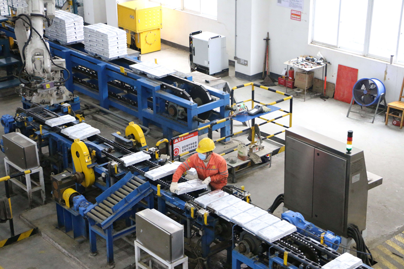 工人在廣西譽升鍺業高新技術有限公司車間工作。