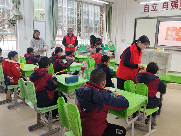 开展心理关爱互动课堂,与特教儿童共同制作手工现场。李拥民摄