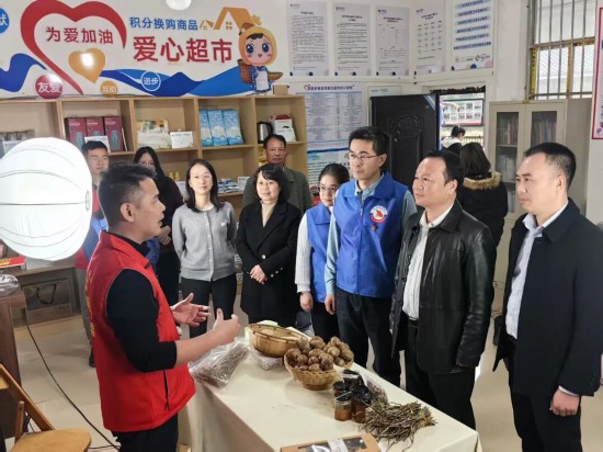 慰问组了解电商销售情况