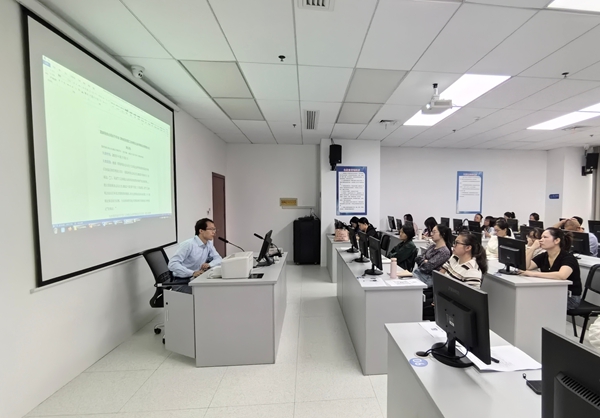 精准辅导破难题 税企同心促合规