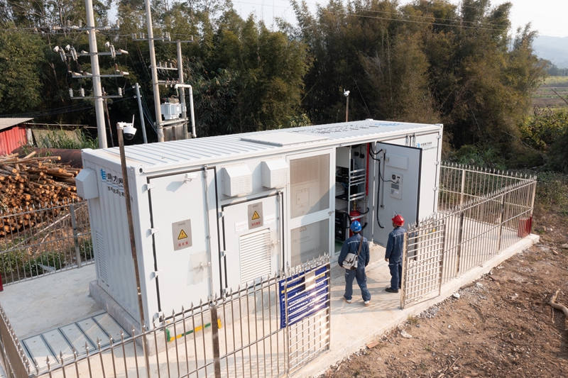  柳州柳城供電局工作人員到10千伏西安線分布式儲能裝置進行專項巡視檢查。馬聰攝
