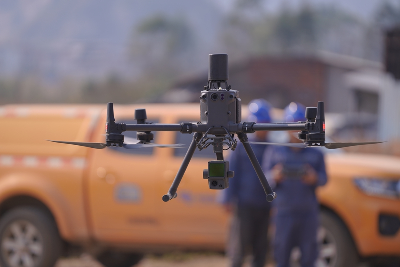 柳州柳城供電局工作人員使用禪思無人機進行冬季防寒潮線路巡視作業。馬聰攝