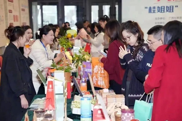 廣西駐京機構婦聯組織“桂姐姐”巾幗好品走進北京。