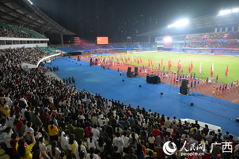 2.6万名观众到场见证广西“县超”揭幕战。人民网记者 雷琦竣摄