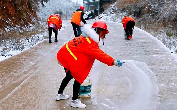 百色市隆林縣公路局在道路撒融雪用鹽。黃海燕攝