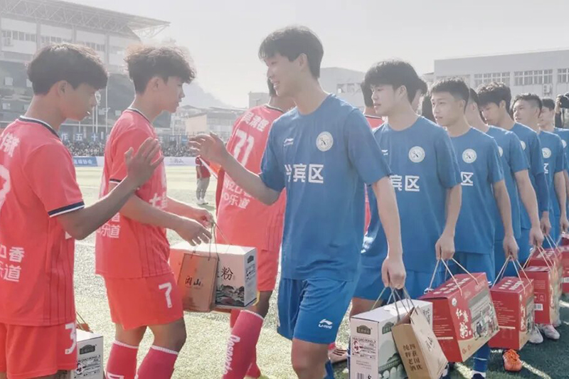 开赛前，双方球员互赠来宾红薯粉和桂林米粉等特产。兴宾融媒供图