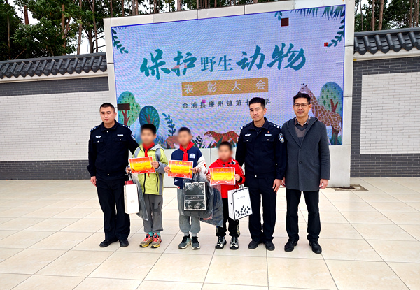 民警进校园给学生颁奖。