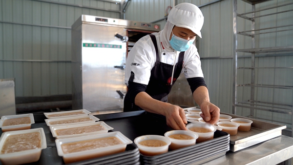 師傅正在制作年糕。陸遠培攝