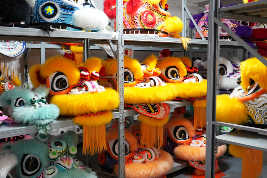 凡设苑—钒圣龙狮制作工作室内颜色各异的狮头