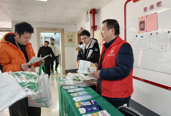 圖為農銀人壽桂林中支黨支部書記為企業員工講解金融知識。蔣伶俐攝