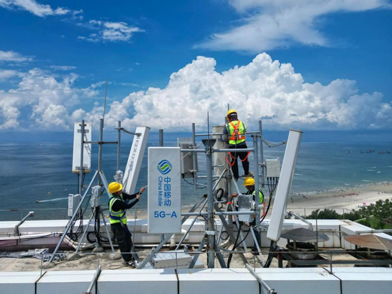 移动技术人员在海边建立5G-A基站。蔡军摄