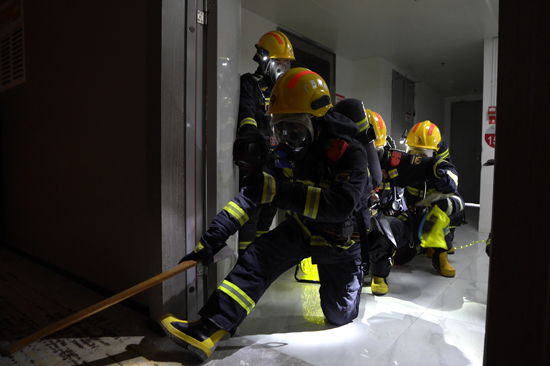 消防救援人員在進行模擬高層建筑搜救。賀州消防供圖