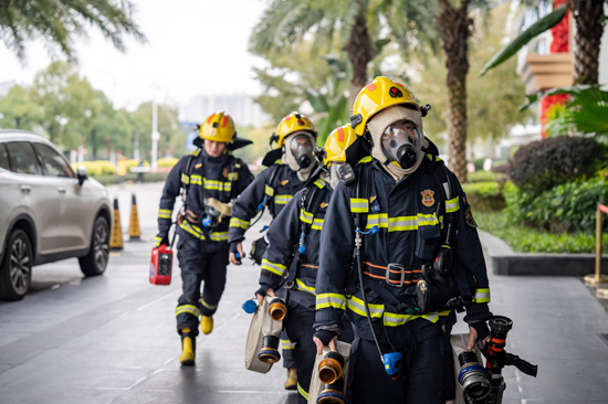 消防救援人員在進行實戰演練。賀州消防供圖