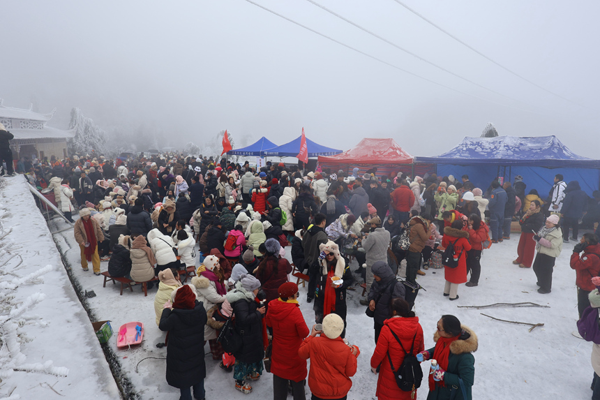 杀猪宴现场人潮涌动，寒冷的天气盖不住游客们的热情。