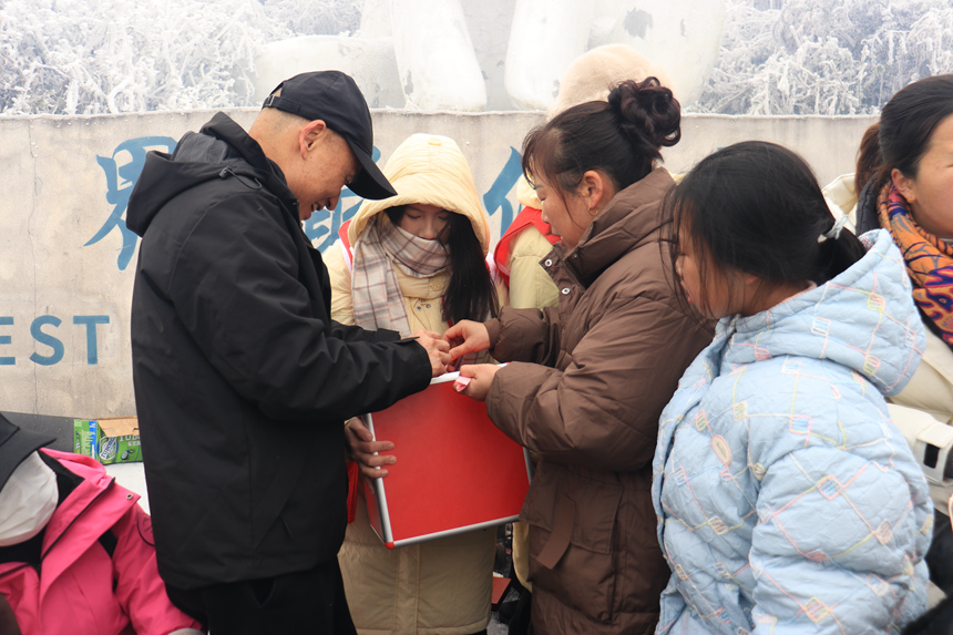 活动现场，游客们正在参与抽奖。