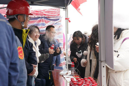 南方电网广西新电力集团资源供电公司在隘门界景区设置供电服务点，调派1台发电机、4台移动电源，提供应急充电服务、电力知识科普等。莫希涛摄