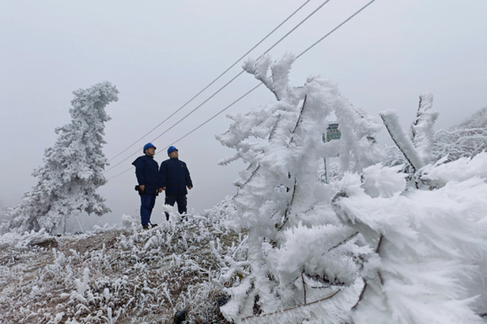 1月22日，南方电网广西桂林临桂供电局工作人员穿梭在全州东山瑶族乡的群山间开展巡线工作，确保每一条线路安全运行。陈金发摄