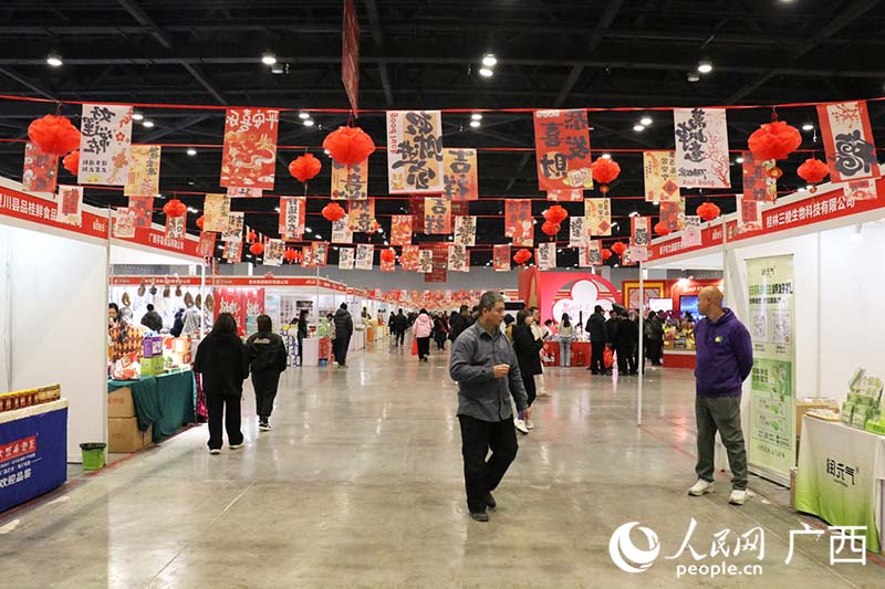 市民选购年货特产。人民网 刘璐瑶摄