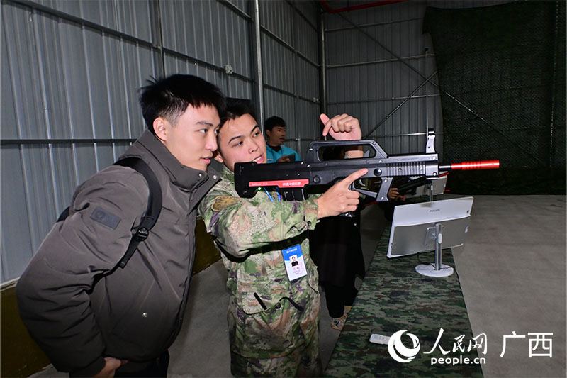 市民在体验激光射击项目。人民网记者 雷琦竣摄