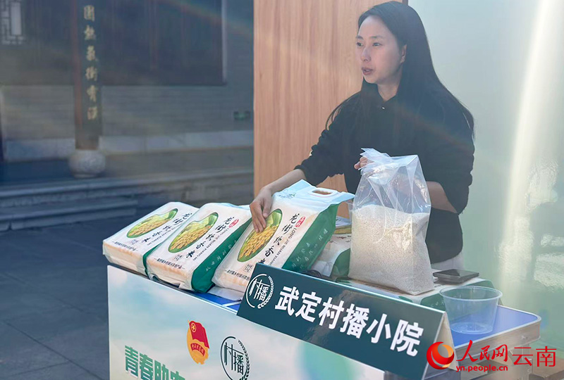 主播正在直播售货