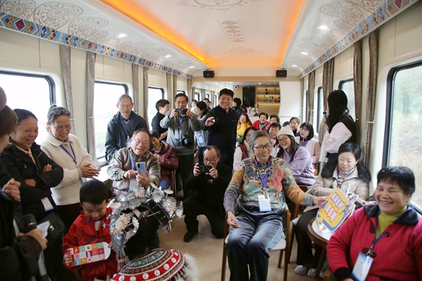 旅客在“桂行天下”旅游专列参与趣味活动。林高摄