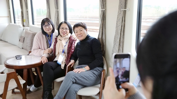 旅客在“桂行天下”旅游专列多功能厅拍照。林高摄