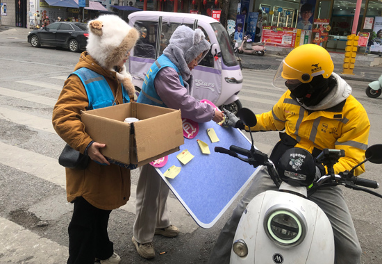 快递员在留言板写建议