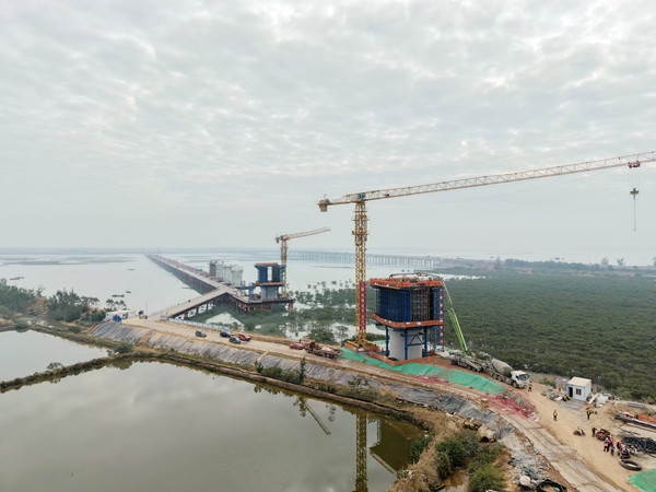 合湛高铁铁山港跨海特大桥连续梁0号块混凝土浇筑现场。陈磊摄