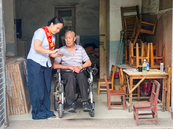 中国电信兴安分公司三台路营业厅了解到老人行动不便,启动“适老便民”绿色通道,安排工作人员上门,为老人办理业务,不仅解决了老人的通信难题,也展现了电信服务的温度。谭媚 摄