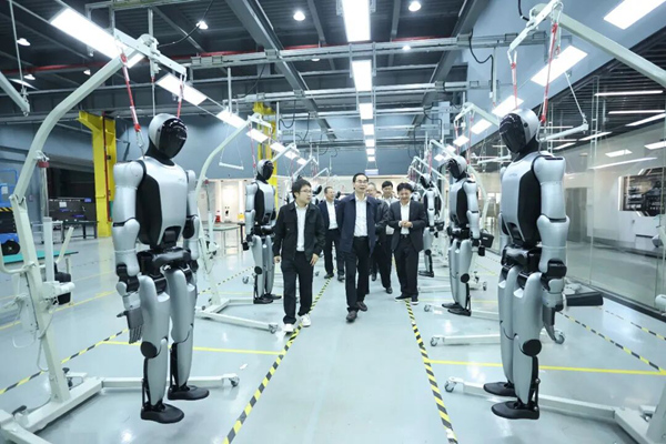 柳州银行党委书记、董事长谢斌到人工智能企业调研