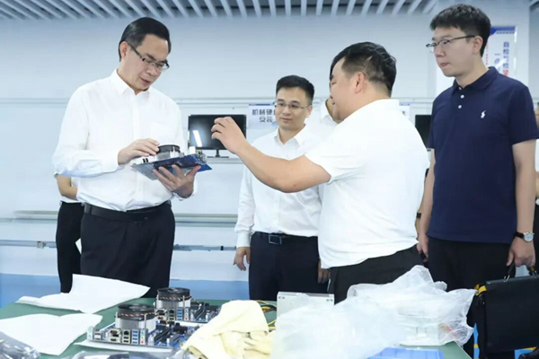 柳州银行党委书记、董事长谢斌到人工智能企业调研