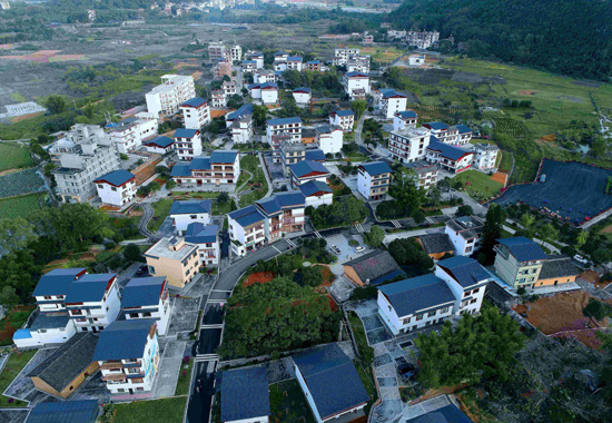 空中俯瞰阳朔镇鸡窝渡村。