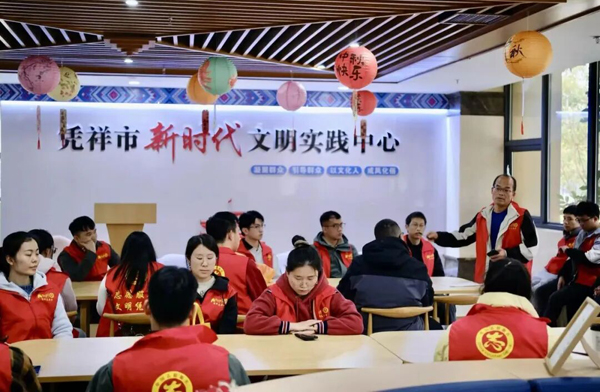 为志愿者开展赛前培训