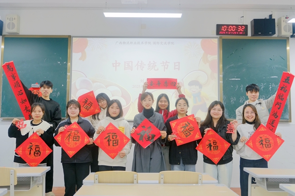 图12:“越南订单班”学生在我校进行“中文+物流技能”课程培训.jpg