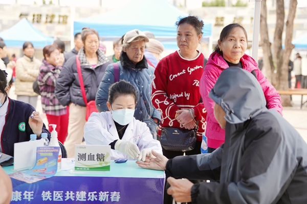 诊疗区专家坐诊受到群众欢迎。陈泉任摄