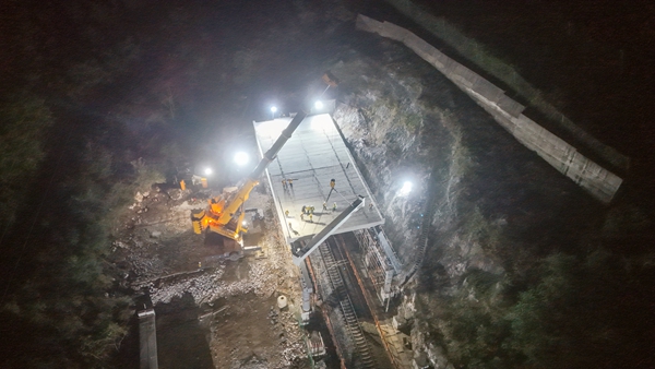 吊机正在有序吊装横梁。韦建松 摄