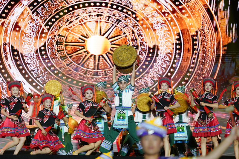 第二十三屆河池銅鼓山歌藝術節開幕式表演舞蹈《鼓韻千年》。