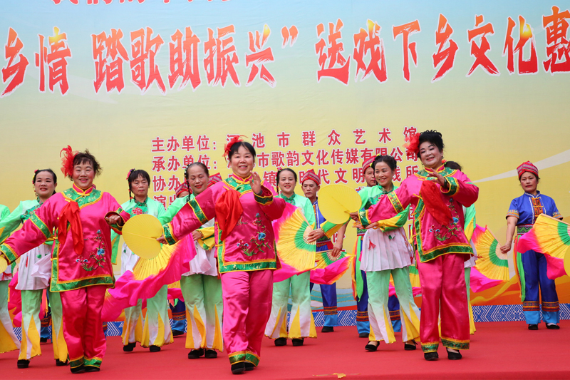 宜州送戏下乡——彩调《彩调欢歌》。