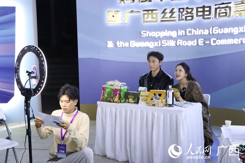 “購在中國（廣西站）暨廣西絲路電商嘉年華”活動現場，商家在直播帶貨。人民網 龐惠文攝