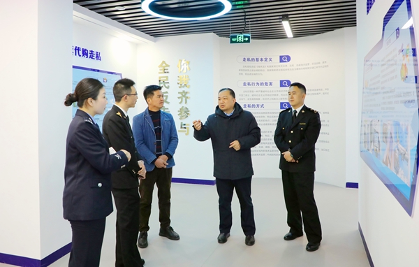 媒体记者探访反走私宣传中心。朱汝芳摄