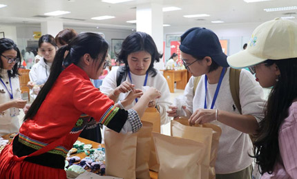 “留学生感知八桂”中医药文化体验交流营系列活动启动仪式在南宁举行中医药文化集市上，一系列互动项目轮番展开，包括中医药经典书籍展、中药炮制展示、香囊制作实操、经络推拿体验等，生动展示了中医药基础知识与应用逻辑【详细】 