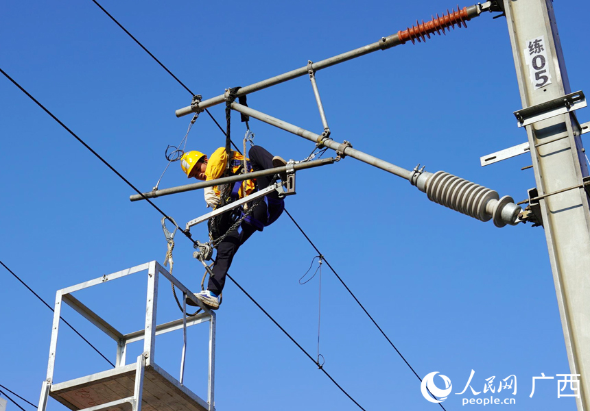 接触网工在调整接触线拉出值。人民网记者 王勇摄